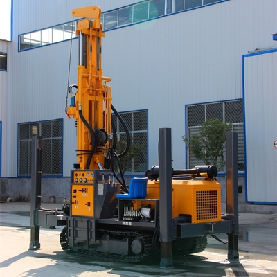 Rig de perforación de pozos de agua en el patio trasero con equipo de conducción de rastreador